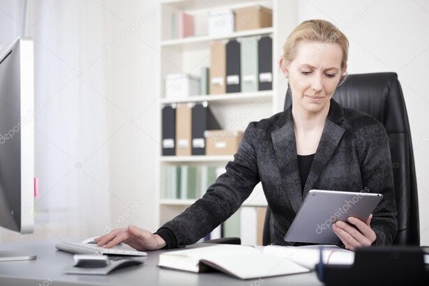 Specjalista controllingu analizuje dane finansowe firmy na laptopie