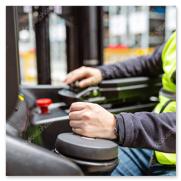 Wózek wysokiego składowania obsługujący regały wysokie