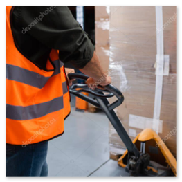 Elektryczny wózek paletowy manewrujący w wąskim korytarzu