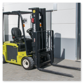 Podest nożycowy Haulotte podczas pracy w magazynie