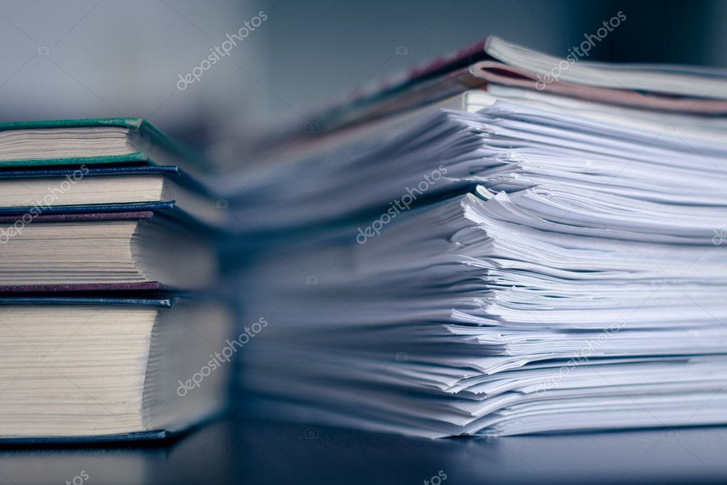 Segregatory z dokumentami w trakcie porządkowania księgowości
