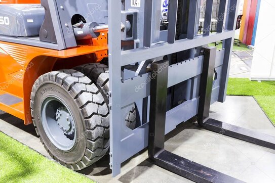 Wózek widłowy wynajmowany przez firmę logistyczną