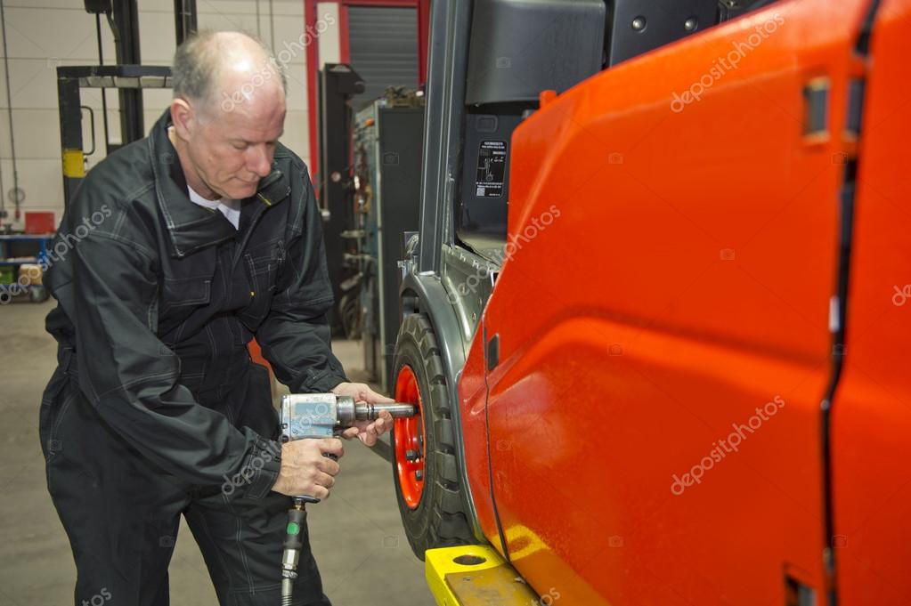 Serwisant naprawiający wózek widłowy