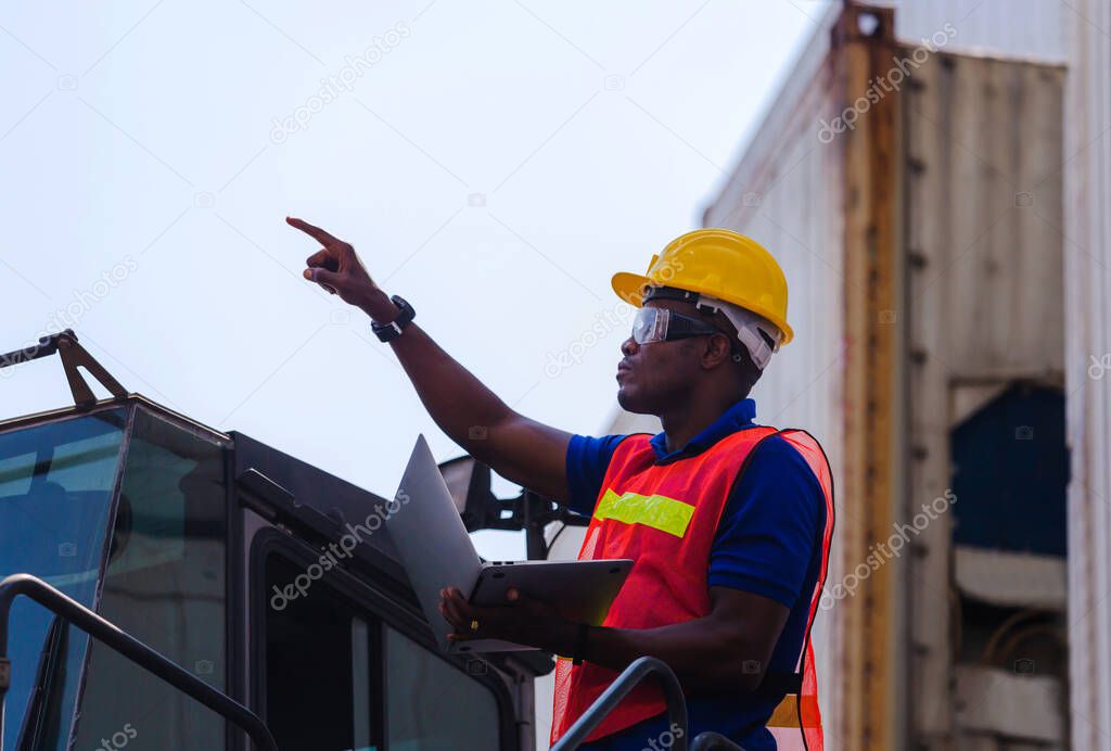 Wózek wysokiego składowania między regałami wysokimi