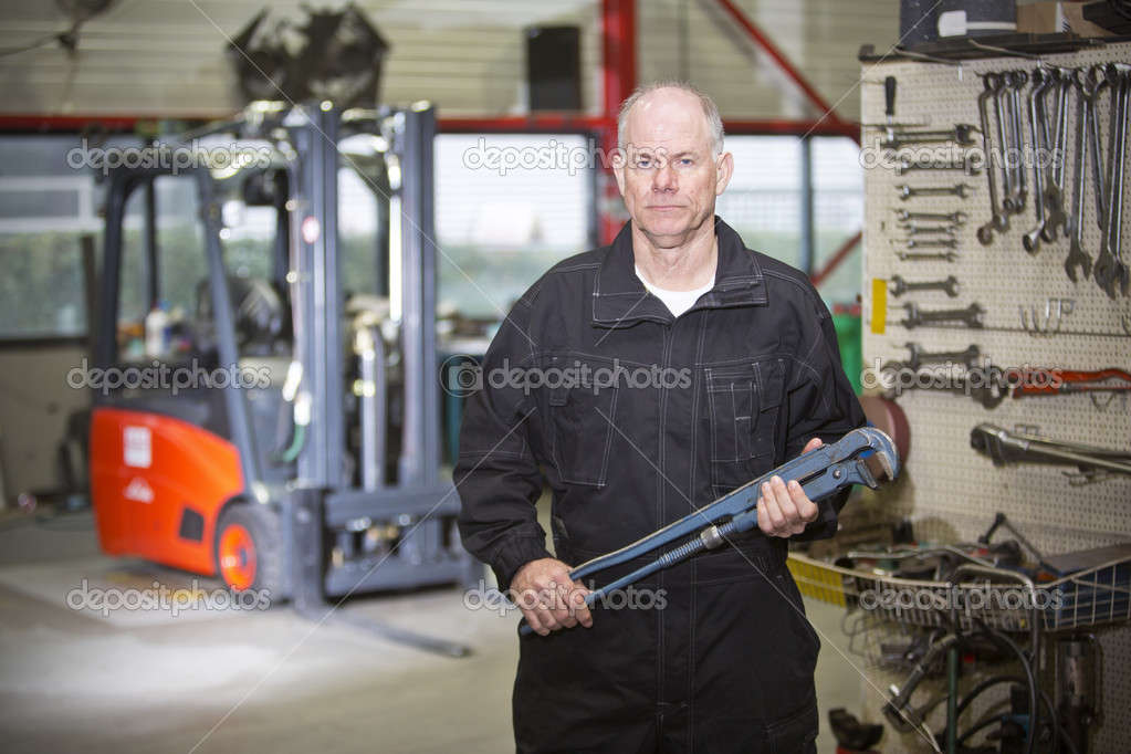 Serwisant naprawiający wózek widłowy u klienta