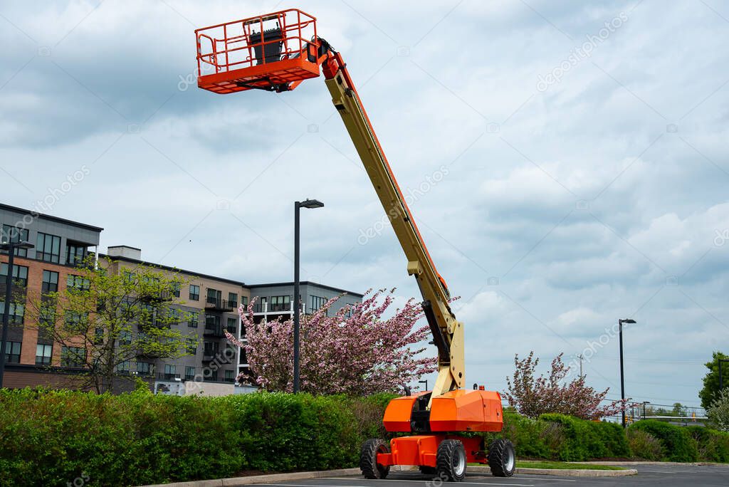 Podest teleskopowy Haulotte podczas prac montażowych na zewnątrz budynku
