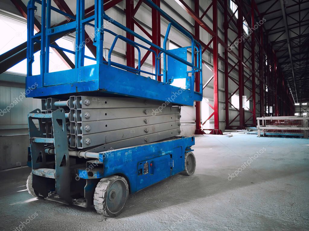 Podest ruchomy przy pracy serwisowej na wysokości