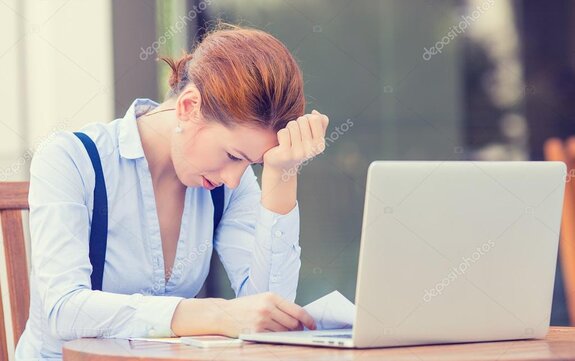 Właściciel firmy analizuje błędy finansowe z doradcą