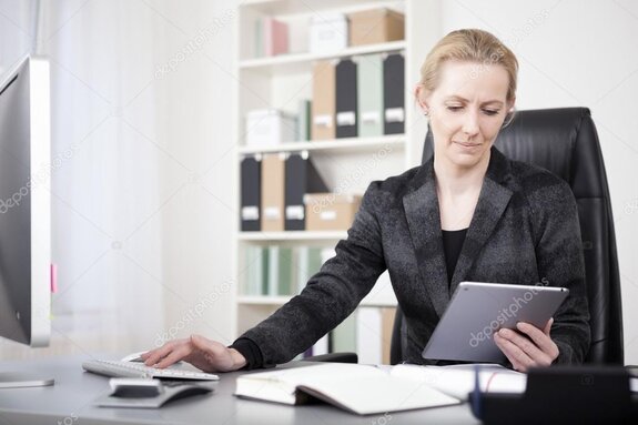 Specjalista controllingu analizuje dane finansowe firmy na laptopie