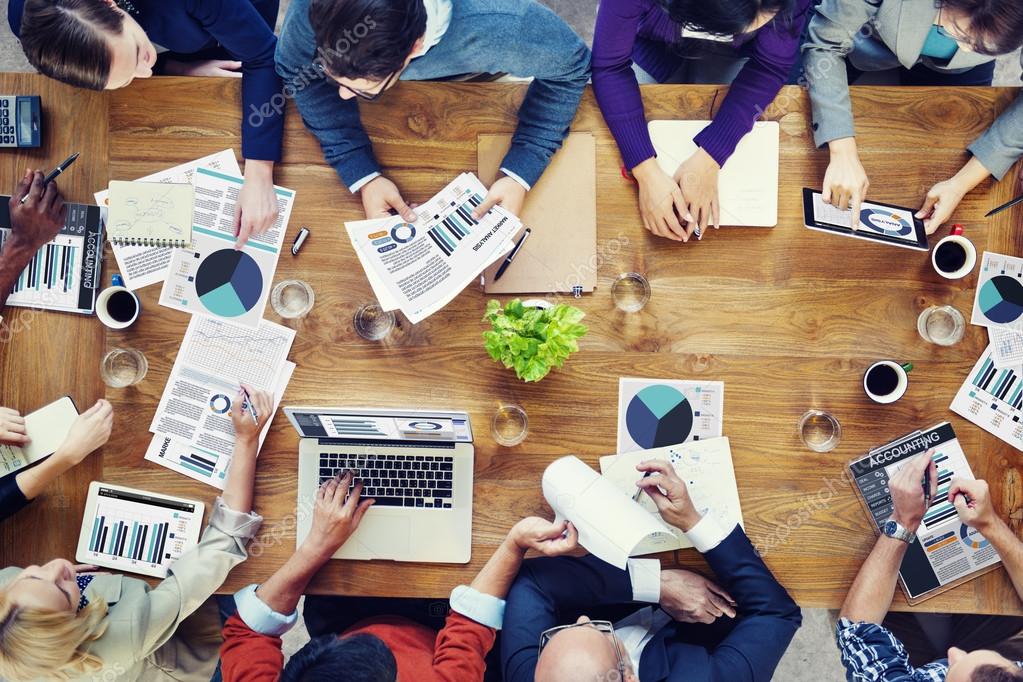Zespół księgowy FINANCE HOUSE pracujący nad dokumentami finansowymi