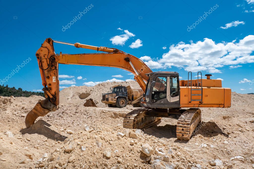 Terenowy wózek widłowy na placu budowy