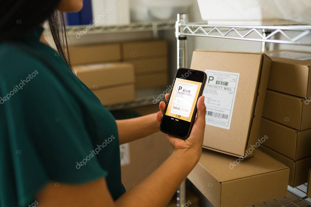 Magazyn e‑commerce z regałami i wózkami