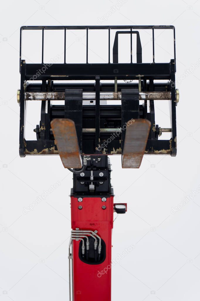 Mechaniczne części do wózka widłowego na stole serwisowym