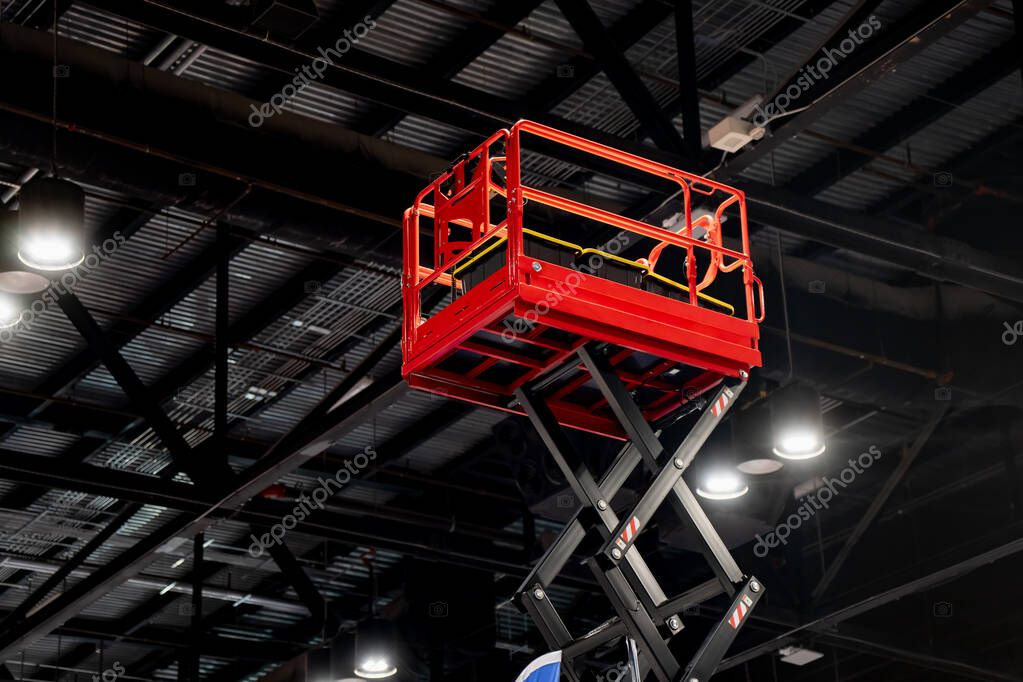 Prace serwisowe z użyciem podestu ruchomego