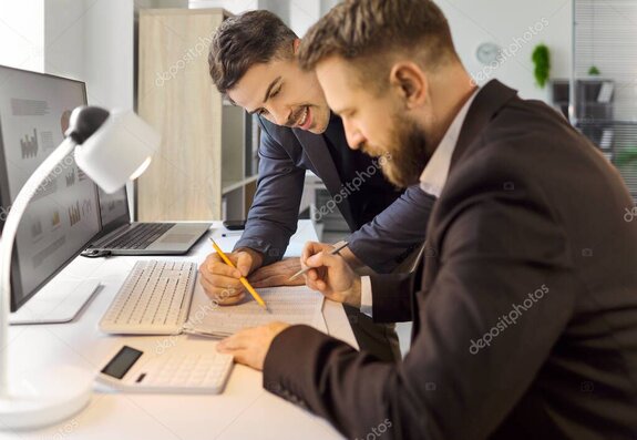 Partner finansowy omawia audyt finansowo-podatkowy z zarządem spółki
